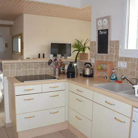 Holiday home Maison Bord De Pour 9 Pers. Avec Terrasse, Bbq, Wifi - A 300m De La Plage, Confort - Fr-1-323-501 *